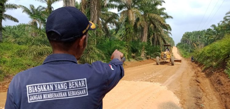 Jalan Desa Rusak Dinas PUPR Merangin Terjunkan Dua Alat Berat Bicara