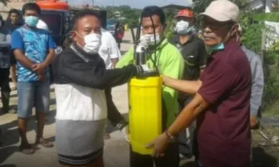 Cegah COVID-19, Sekda Bakhtiar dan Relawan Semprot Disinfektan Delapan Kecamatan