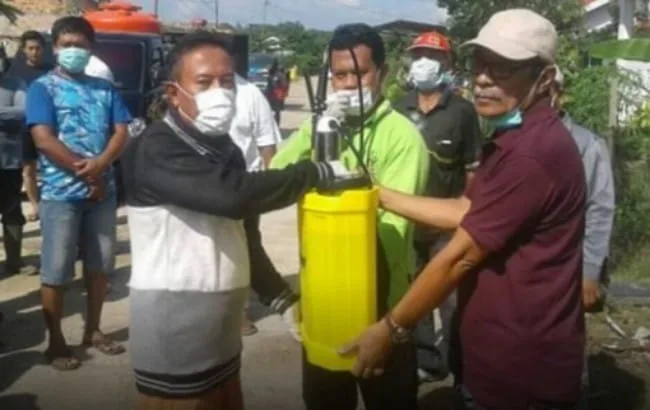 Cegah COVID-19, Sekda Bakhtiar dan Relawan Semprot Disinfektan Delapan Kecamatan