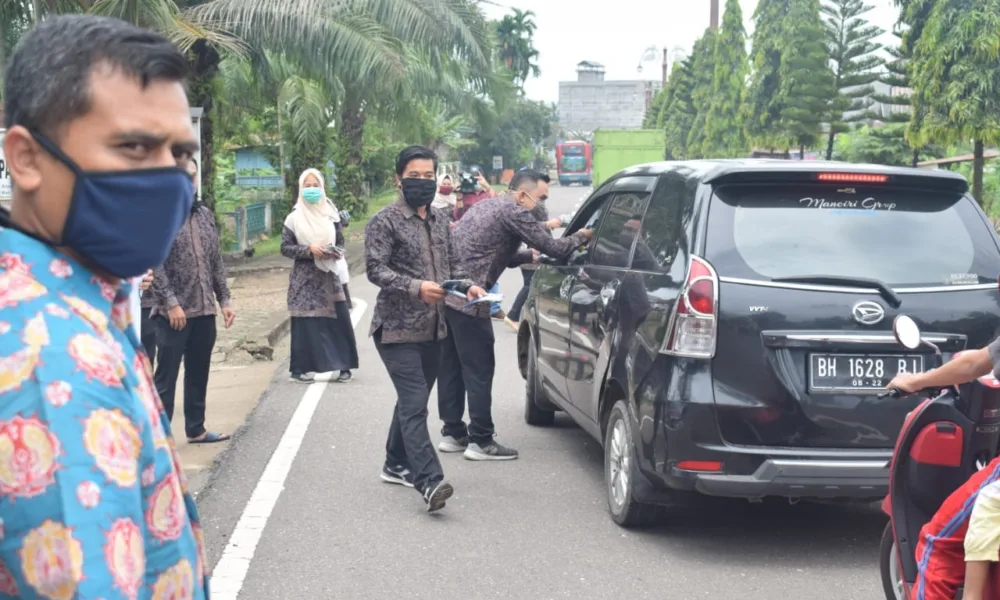 Cegah Penyebaran Corona, Bawaslu Batanghari Bagi-bagi Masker ke Pengendara