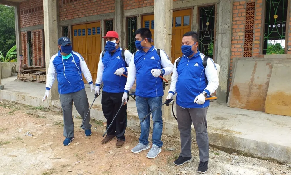 Prihatin Musibah Covid-19, PAN Sarolangun Semprotkan Disinfektan Dirumah Ibadah