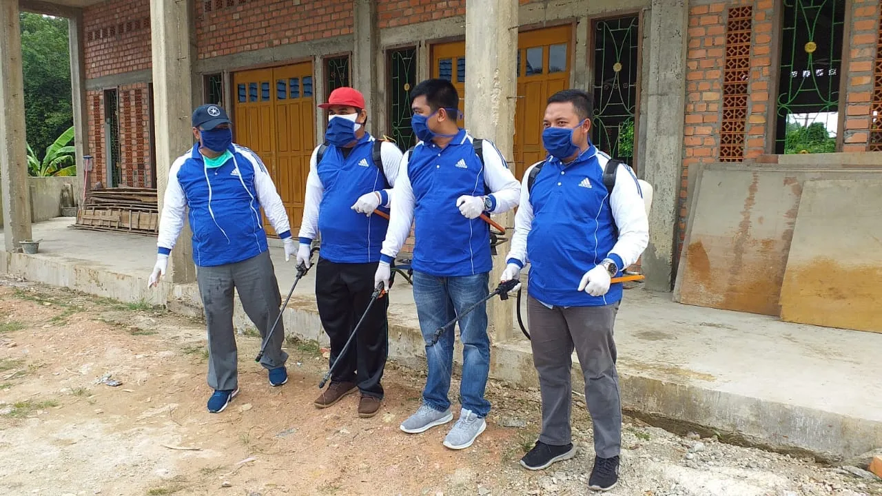 Prihatin Musibah Covid-19, PAN Sarolangun Semprotkan Disinfektan Dirumah Ibadah