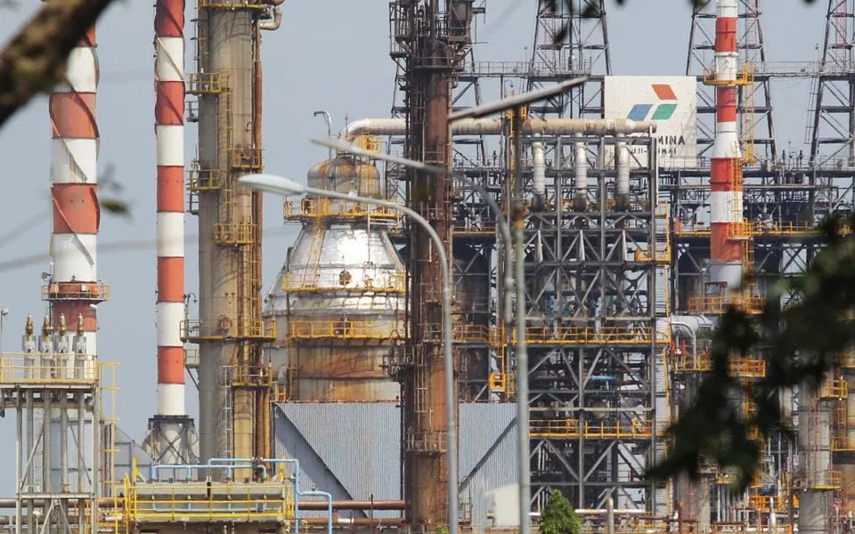 Harga Patokan Minyak Indonesia Turun 39,5%