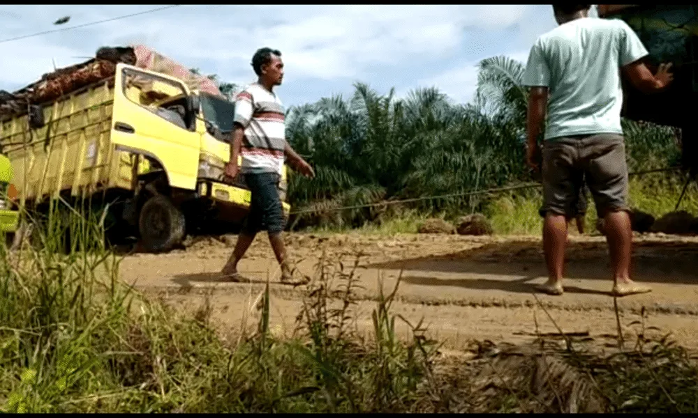 Jalan penghubung rusak