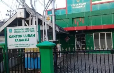 Warga Kelurahan Rajawali