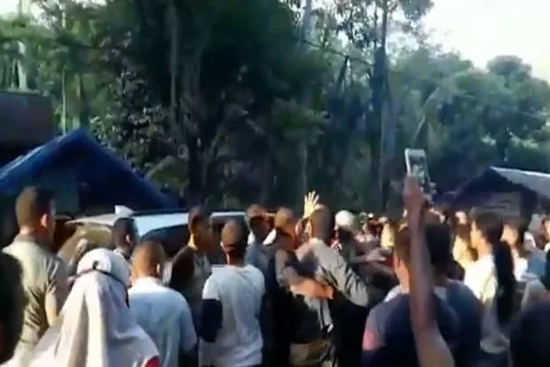 Tak Terima Bansos, Ratusan Warga Rusak Kantor Kepala Desa