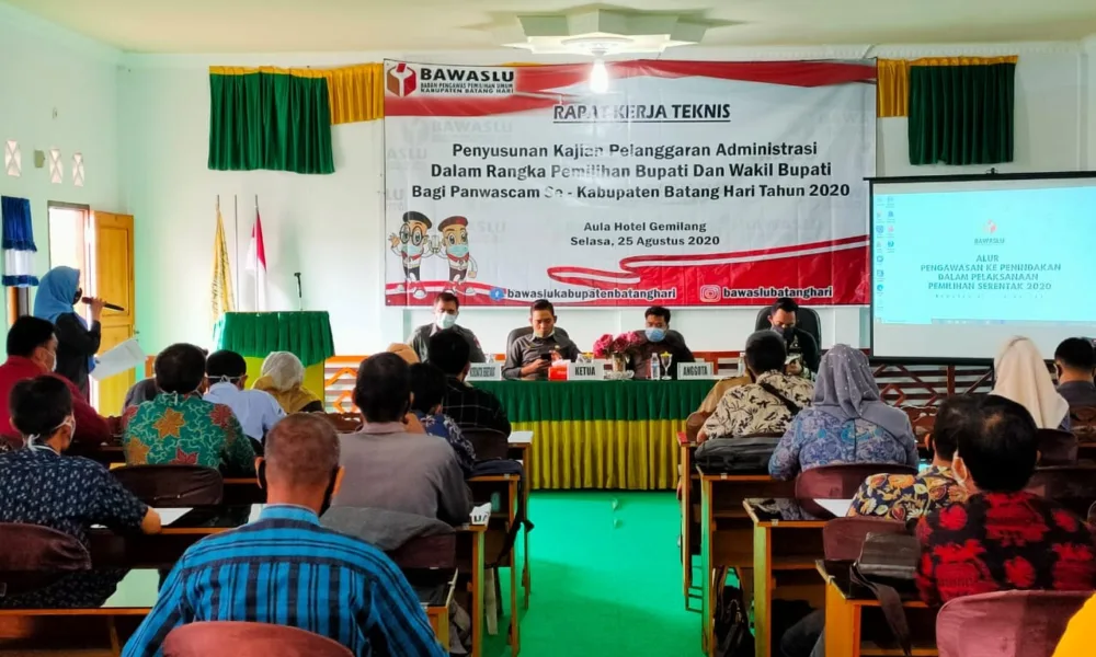 REKERTEK: Bawaslu Batanghari menggelar rapat kerja teknis (Rakertek) kepada 32 Panwascam. (DETAIL/Ardian Faisal)