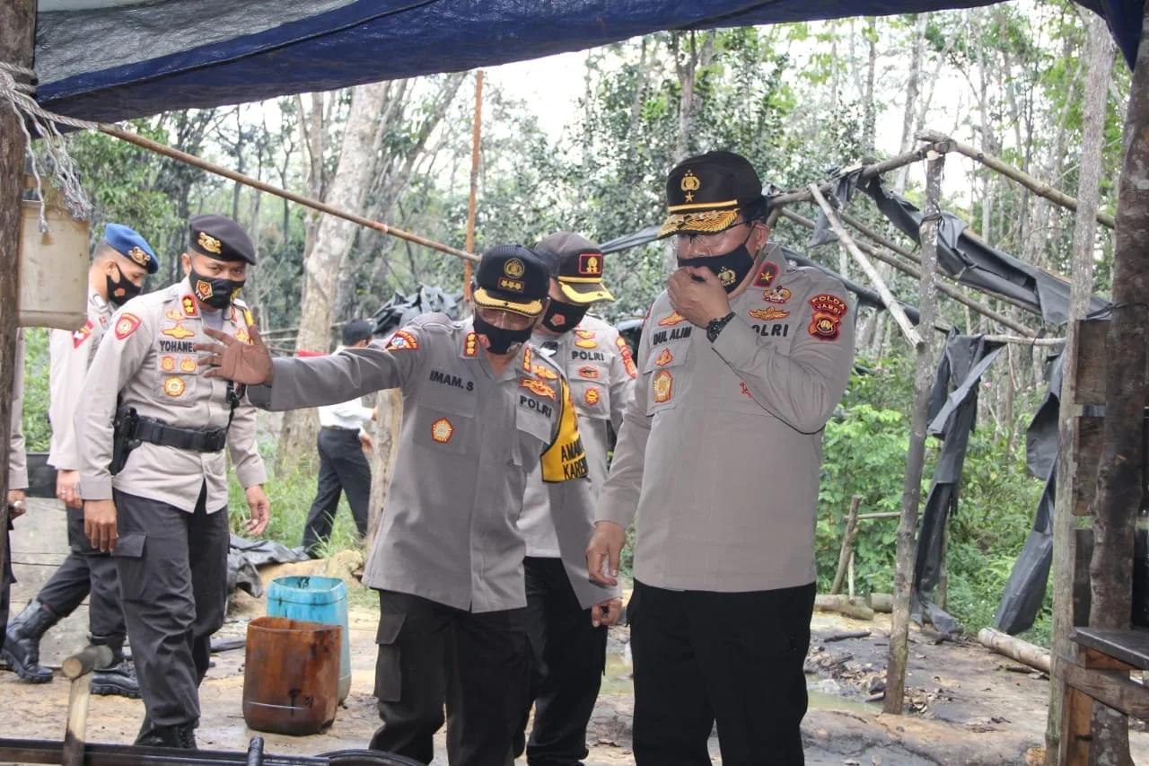Wakapolda Jambi Menyatroni Lokasi Pengolahan Minyak Ilegal di Batanghari