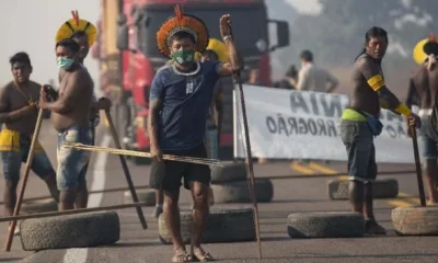 Tuntut Bantuan Hadapi COVID-19, Suku Asli Amazon Blokade Jalan