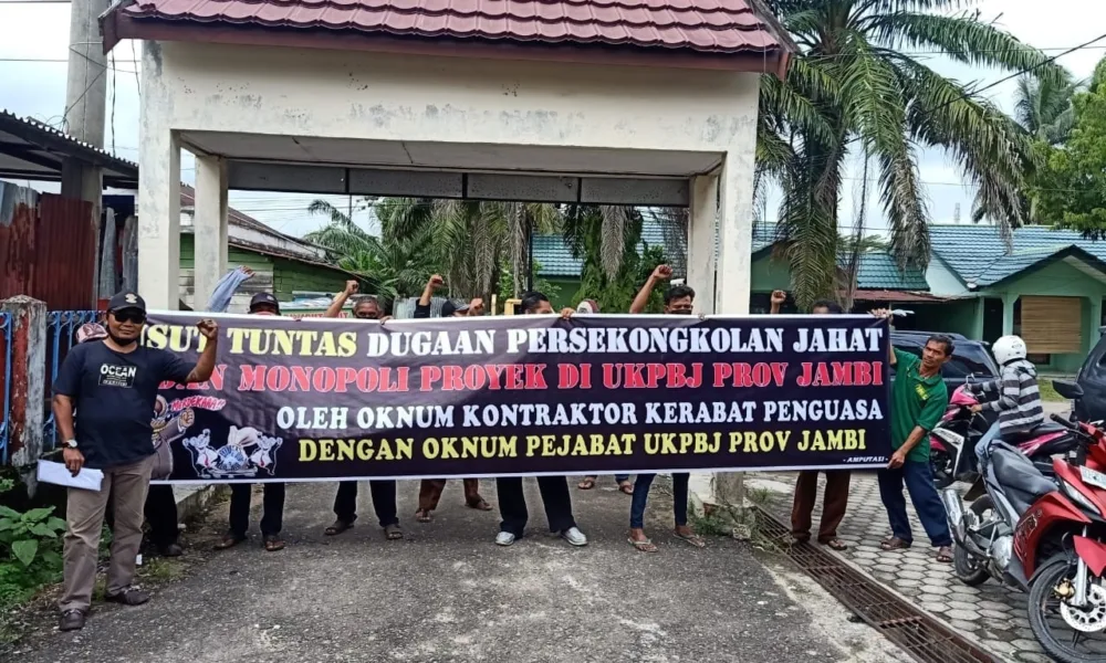 Kantor UKPBJ Provinsi Jambi Didemo AMPUTASI, Tuding Oknum Pejabatnya Bersekongkol