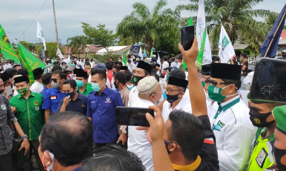Pasangan Fadhil-Bakhtiar Jalan Kaki Daftar ke KPU Didampingi Legislator