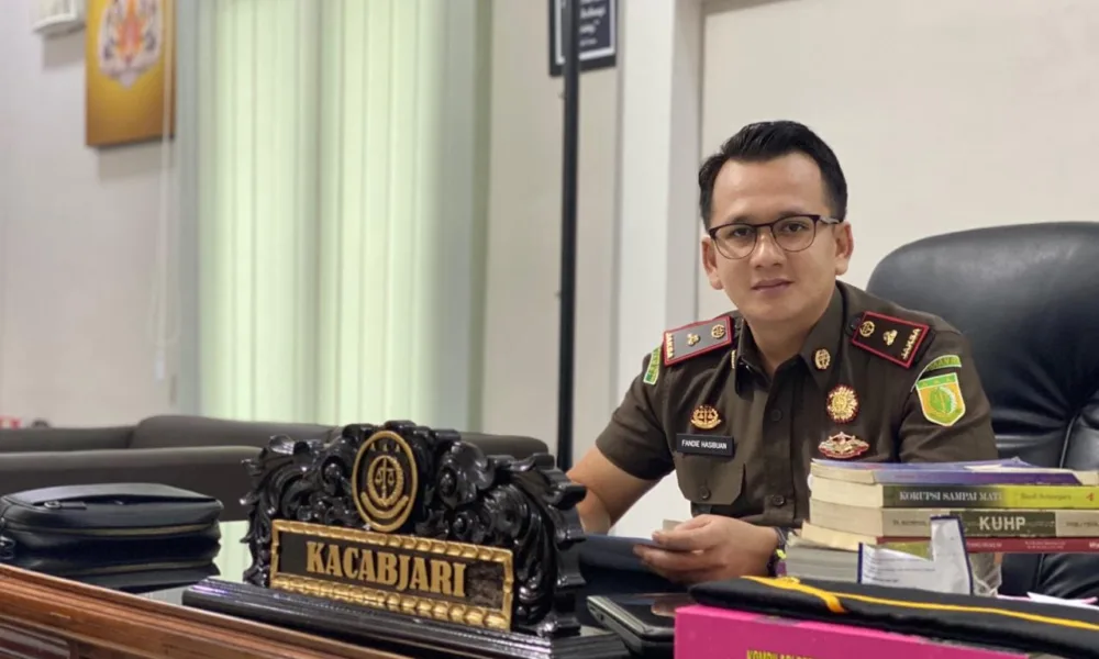 Terdakwa Sarbaini Menjalani Sidang Perdana Jembatan Besi dari Lapas