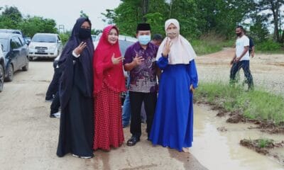Momen Haris Bantu Dorong Mobil Warga Terpuruk di Kubangan