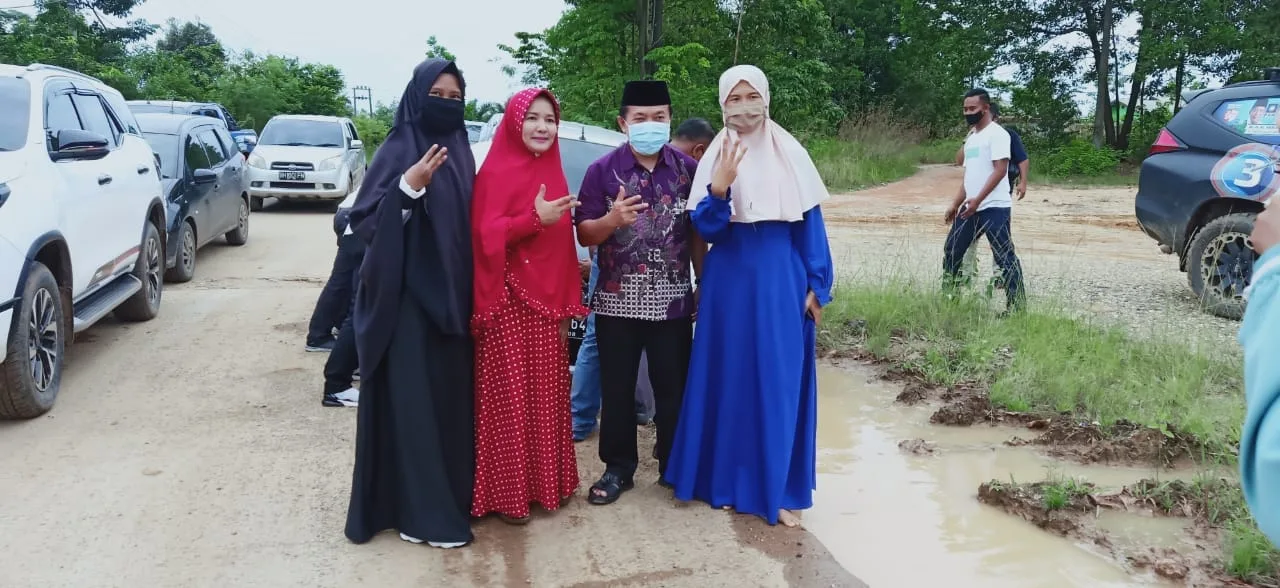 Momen Haris Bantu Dorong Mobil Warga Terpuruk di Kubangan