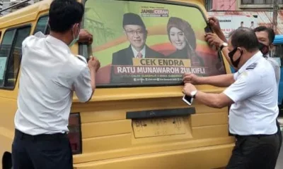 Langgar Aturan, Bawaslu Kota Jambi Bongkar Stiker Paslon Cek Endra - Ratu