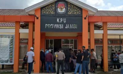 Massa Datangi KPU Jambi