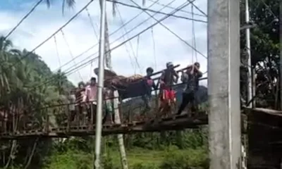 Gotong Keranda Mayat