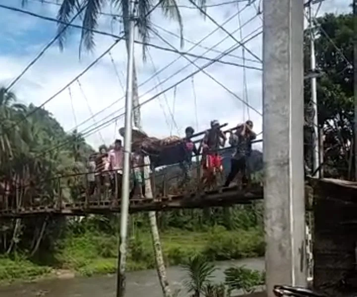 Gotong Keranda Mayat