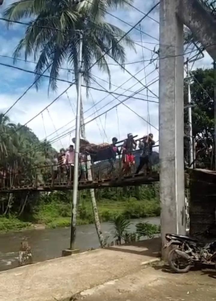 Gotong Keranda Mayat