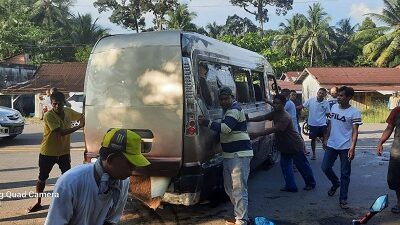 Minibus yang Ditumpangi Tim Persikota Sungaipenuh Terbalik