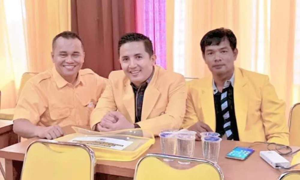 Ketua Panitia Konferprov PWI Cabang Jambi, Muhtadi Putranusa (kanan) bersama Apif Firmansyah (tengah), terdakwa OTT KPK dan pengurus Golkar non-aktif