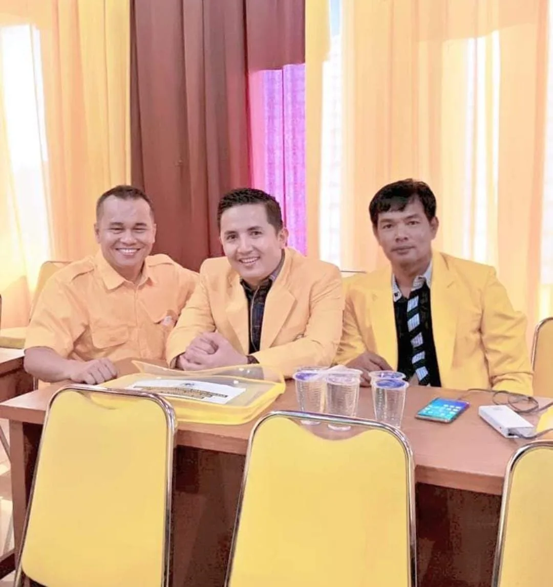 Ketua Panitia Konferprov PWI Cabang Jambi, Muhtadi Putranusa (kanan) bersama Apif Firmansyah (tengah), terdakwa OTT KPK dan pengurus Golkar non-aktif