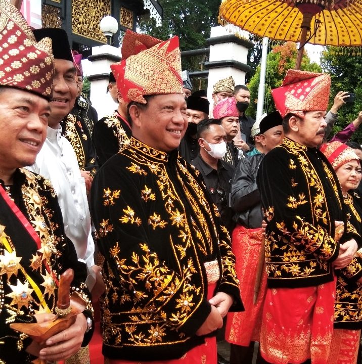 Dua Pejabat Tinggi Negara Dianugerahkan Gelar Adat Melayu Jambi