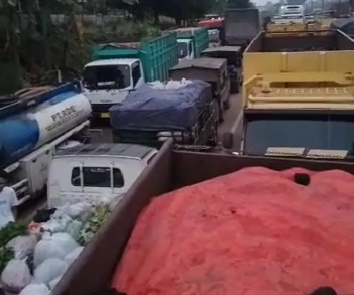 PARAH: Jalanan di Kota Jambi macet parah karena perbaikan jalan. (DETAIL/Ist)