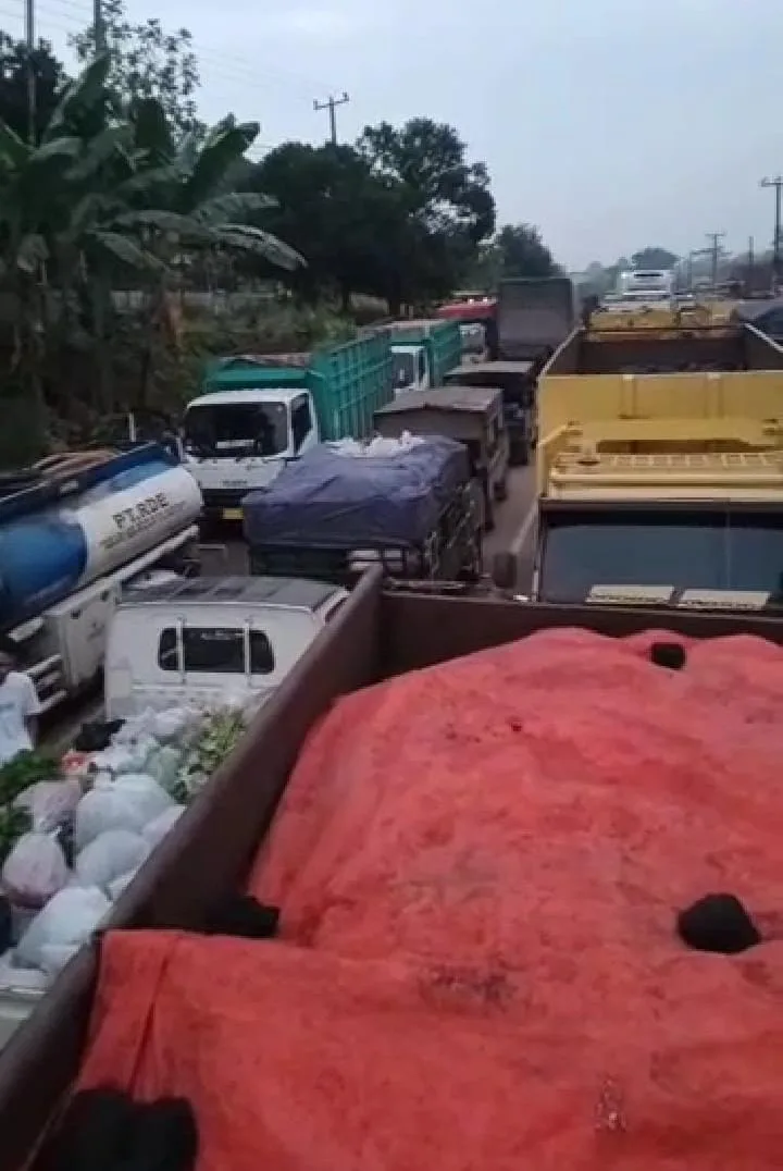 PARAH: Jalanan di Kota Jambi macet parah karena perbaikan jalan. (DETAIL/Ist)