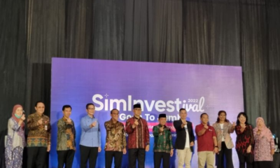 Direktur Statistik dan Informasi Pasar Modal OJK Sujanto bersama Gubernur Jambi Al Haris, Wali Kota Jambi Syarif Fasha dan Direktur Pengembangan BEI dalam kegiatan seminar investasi di Jambi, Sabtu, 22 Oktober 2022.