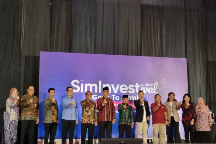 Direktur Statistik dan Informasi Pasar Modal OJK Sujanto bersama Gubernur Jambi Al Haris, Wali Kota Jambi Syarif Fasha dan Direktur Pengembangan BEI dalam kegiatan seminar investasi di Jambi, Sabtu, 22 Oktober 2022.