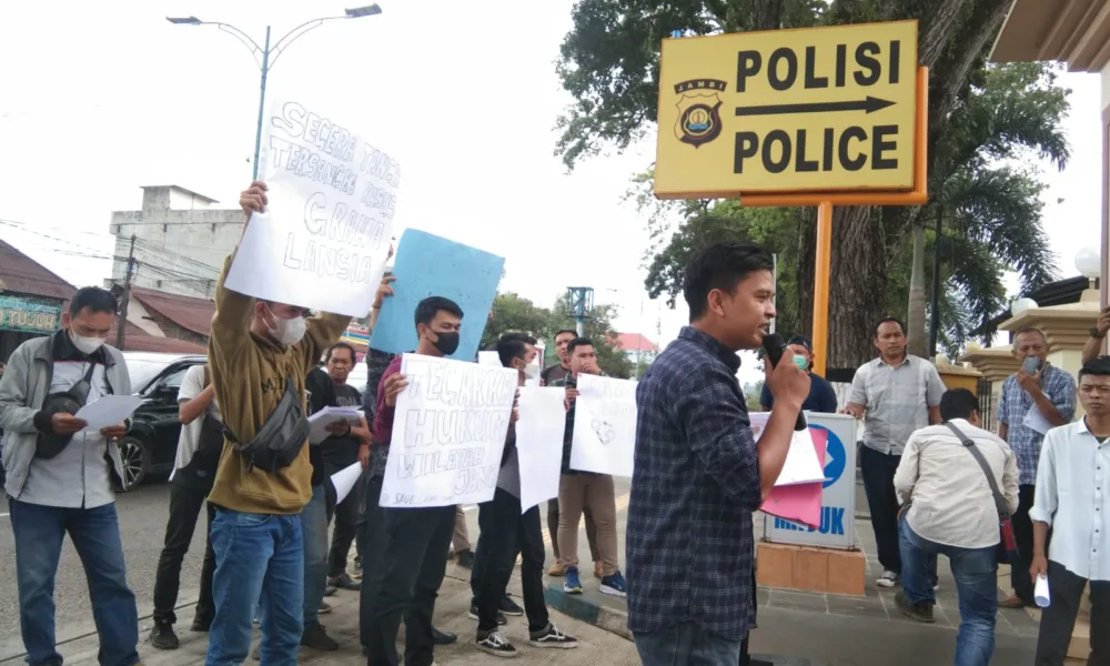 Puluhan Masyarakat yang Tergabung dalam Perkumpulan Gerakan Kebangsaan Provinsi Jambi Unjuk Rasa di Mapolda Jambi. (DETAIL/Frangki)