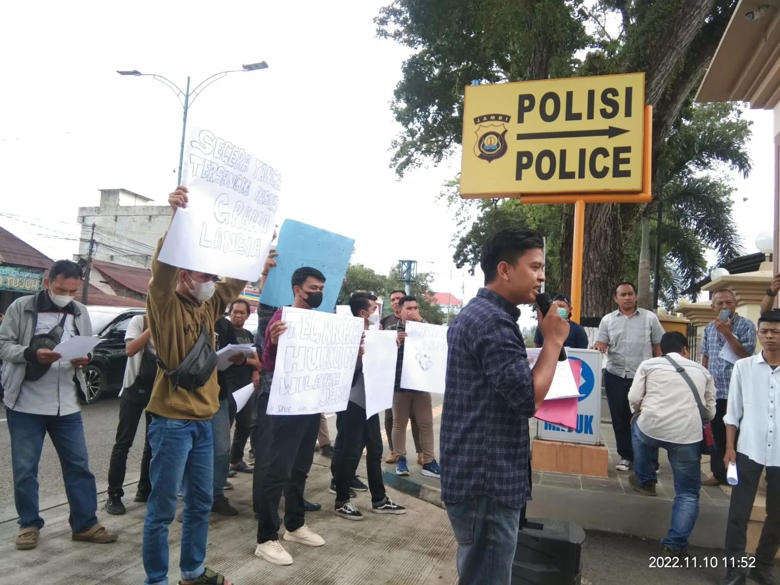Puluhan Masyarakat yang Tergabung dalam Perkumpulan Gerakan Kebangsaan Provinsi Jambi Unjuk Rasa di Mapolda Jambi. (DETAIL/Frangki)