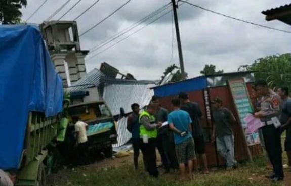 Pecah Ban, Truk Tronton Hantam Truk Parkir Dan Tabrak Warung Penjual ...