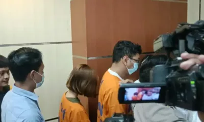 Tersangka ACS dan AH waktu jumpa pera terkait kasus video viral kebaya merah di Polda Jatim, Selasa (7/11/2022). (ist)
