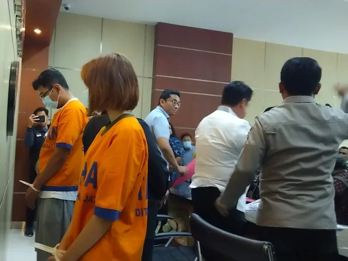 Pemeran video kebaya merah saat rilis kasus di Polda Jatim. (ist)