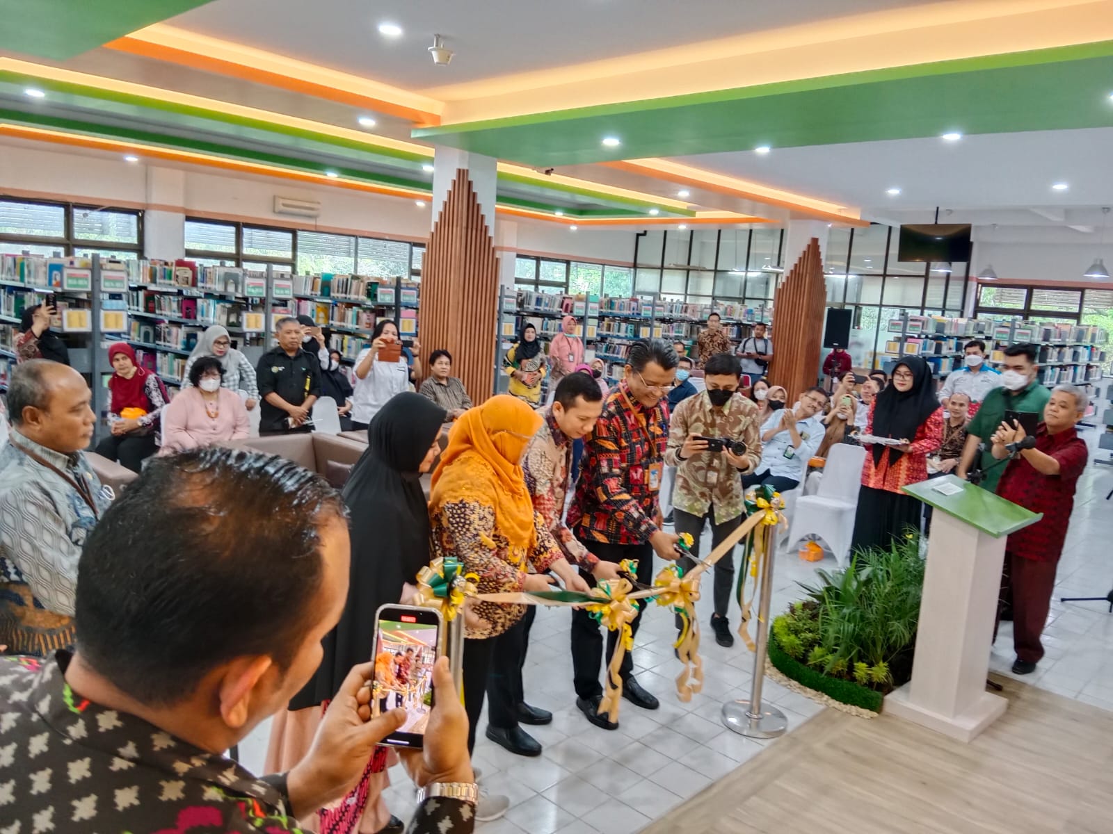 Kepala BPS Sumut Nurul Hasanuddin saat menggunting pita tanda peresmian Pojok Statistik di Gedung Perpustakaan USU, Rabu sore, 25 Januari 2023.