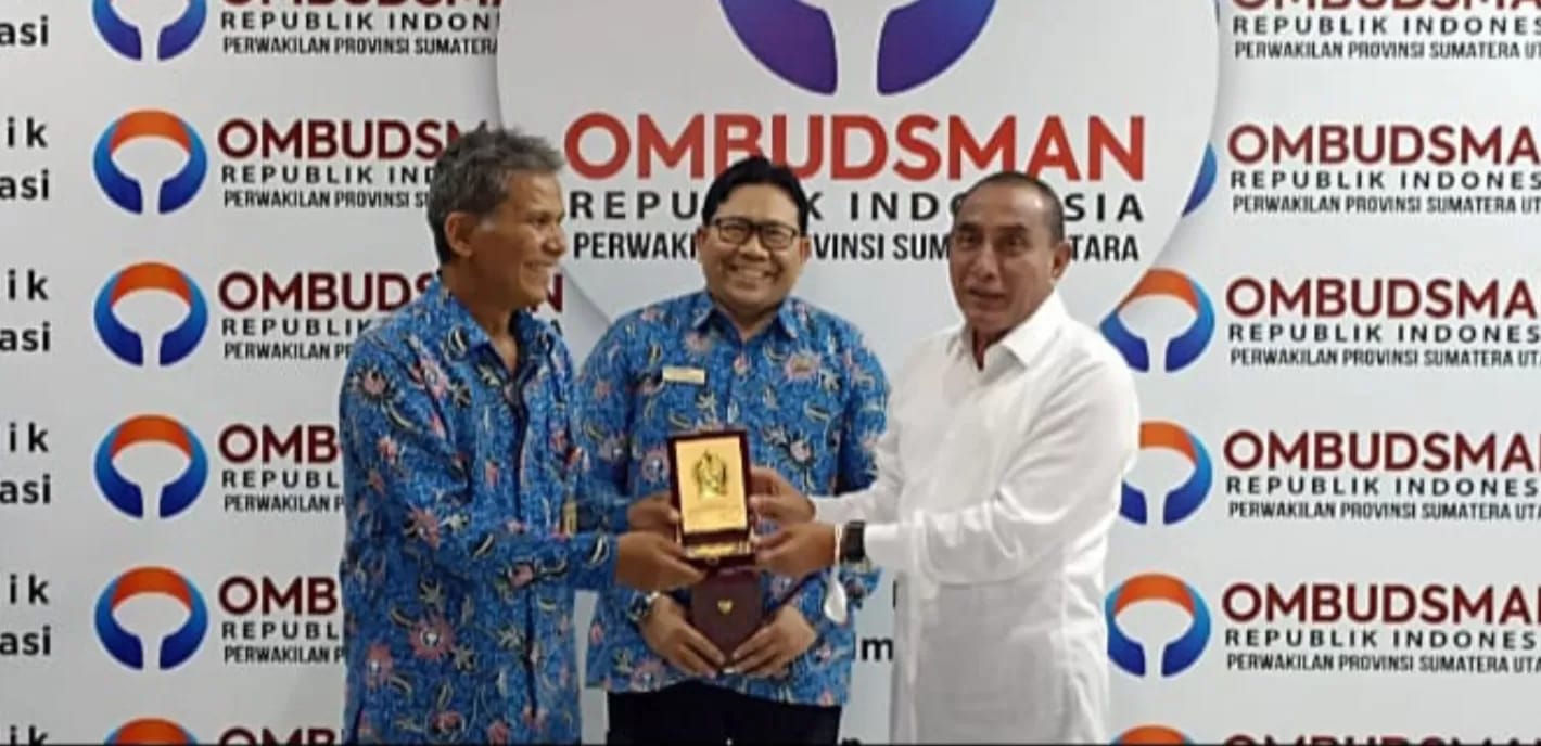 Kepala Ombudsman RI Perwakilan Sumut Abyadi Siregar memberikan penghargaan kepada Gubernur Edy Rahmayadi (baju putih)