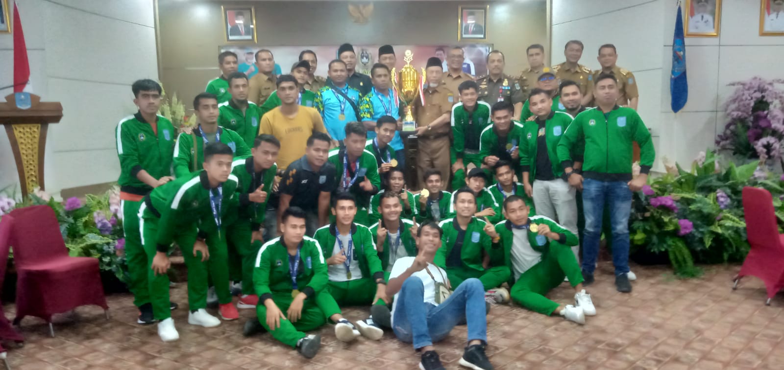 Usai di arak, pemain bola Gubernur Cup di sambut Bupati Merangin di rumah dinas.(DETAIL/Daryanto)