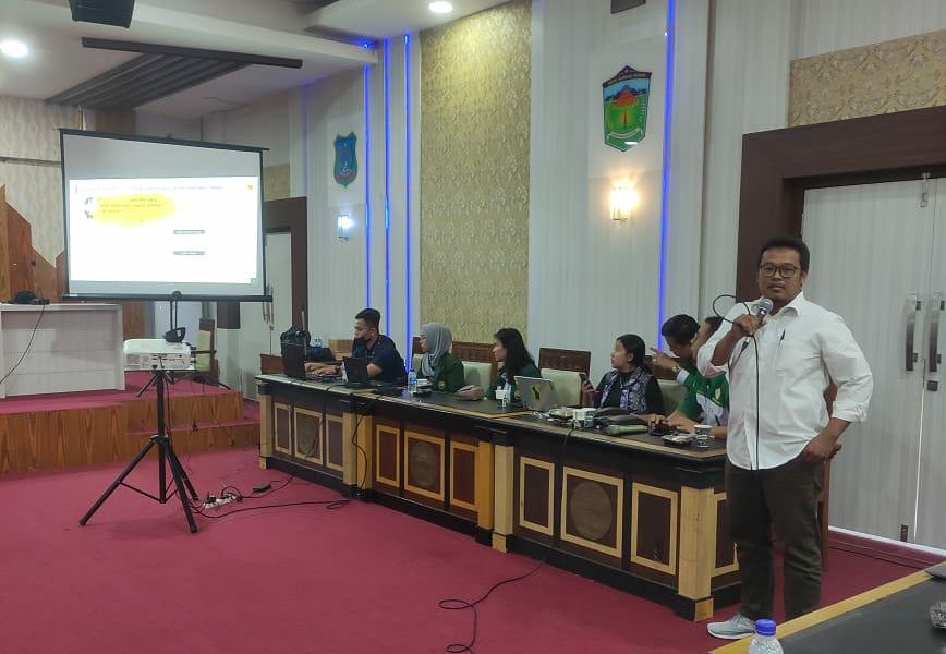 Analis Kebijakan Ahli Madya Kemenko Marves, Feri Kurniawan Sunaryo dalam acara Fokus Group Discussion Dewan Perwakilan Wilayah (DPW) Asosiasi Penambang Rakyat Indonesia (APRI) Provinsi Jambi. (DETAIL/Frangki)