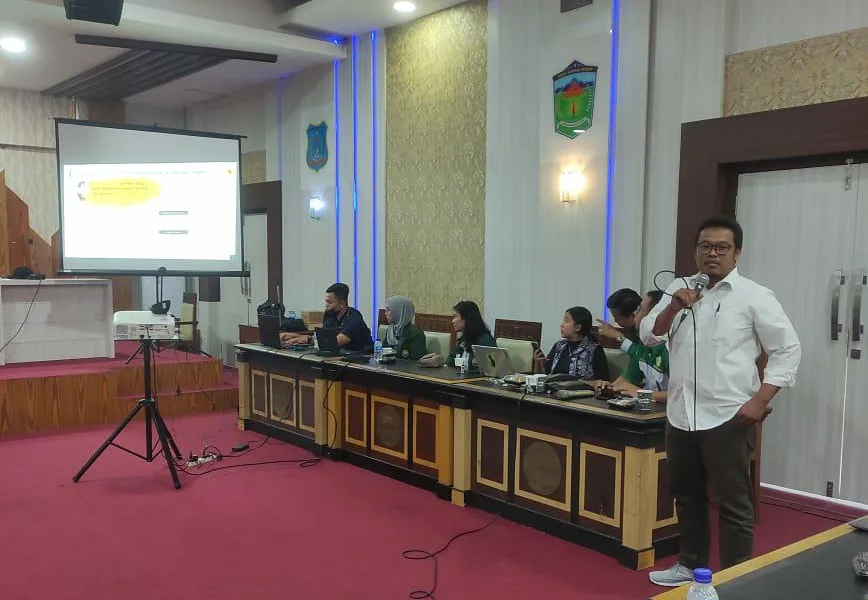 Analis Kebijakan Ahli Madya Kemenko Marves, Feri Kurniawan Sunaryo dalam acara Fokus Group Discussion Dewan Perwakilan Wilayah (DPW) Asosiasi Penambang Rakyat Indonesia (APRI) Provinsi Jambi. (DETAIL/Frangki)