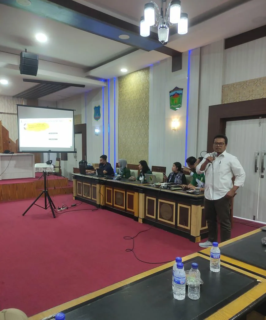 Analis Kebijakan Ahli Madya Kemenko Marves, Feri Kurniawan Sunaryo dalam acara Fokus Group Discussion Dewan Perwakilan Wilayah (DPW) Asosiasi Penambang Rakyat Indonesia (APRI) Provinsi Jambi. (DETAIL/Frangki)