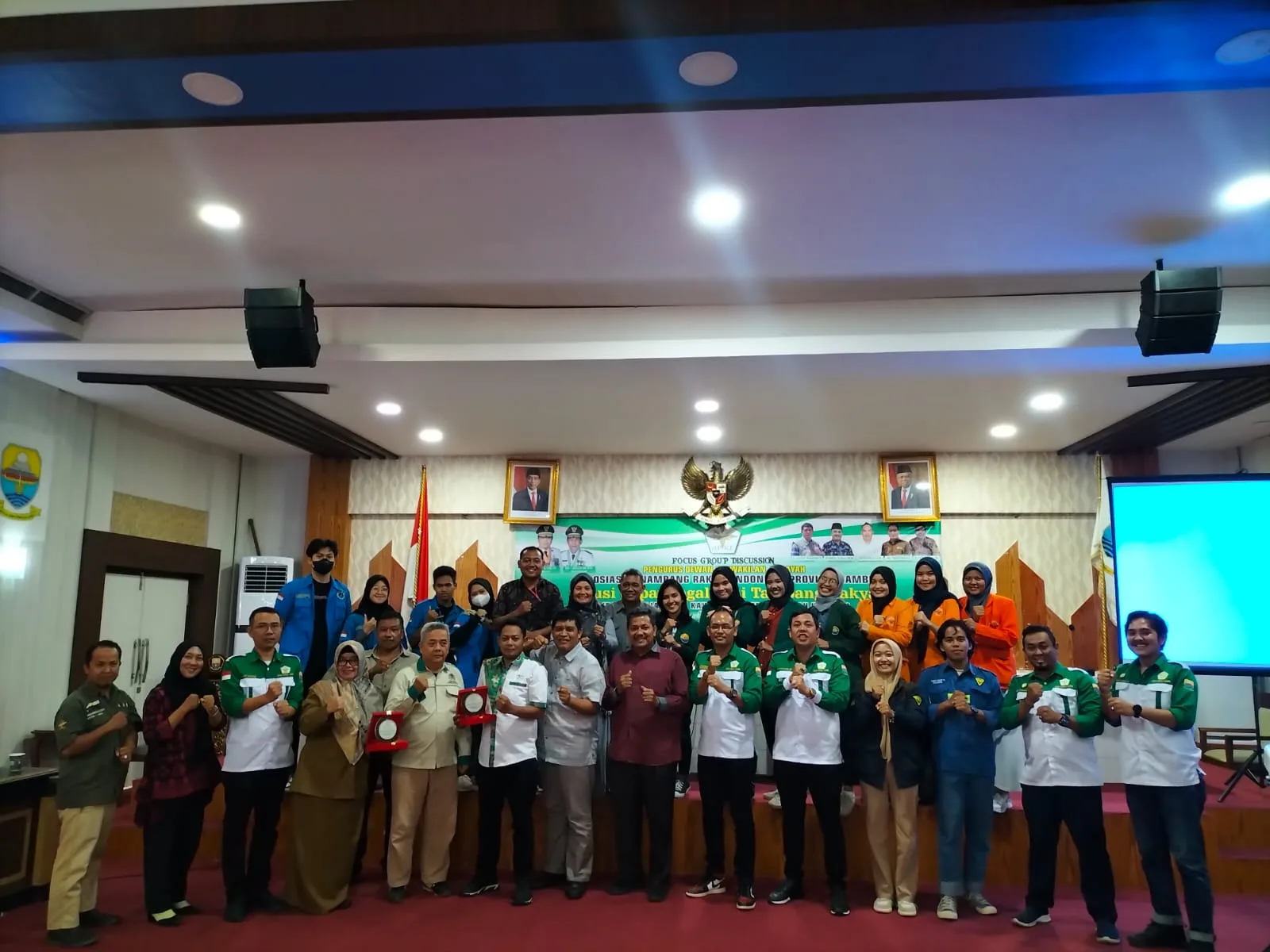 APRI: Foto bersama usai kegiatan FGD DPW Asosiasi Penambang Rakyat Indonesia (APRI) Provinsi Jambi. (DETAIL/Frangki)