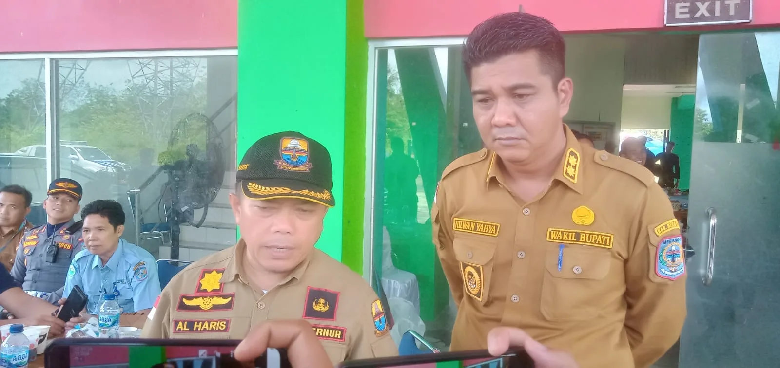 Wabup Merangin, Nilwan Yahya memimpin evakuasi jalur darat. (DETAIL/ist)