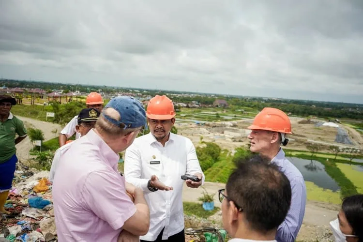 Walikota Medan Bobby Nasution saat memberikan penjelasan soal kondisi pengelolaan sampah di Kota Medan kepada Dubes Belanda untuk Indonesia, Lambert Grijns.