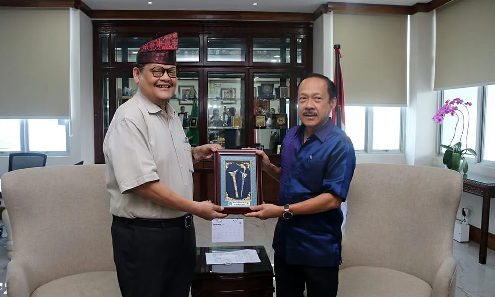 Rektor UNPAB Medan M. Isa (kiri) dan Sekda Provsu Arief Tri Nugroho menggelar pertemuan.