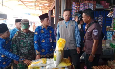 Usai gelar operasi pasar, Sekda Merangin Fajarman dan kepala Cabang Bulog Sarko Darul Lim Octo langsung sidak ke pasar Bangko (DETAIL/Daryanto)