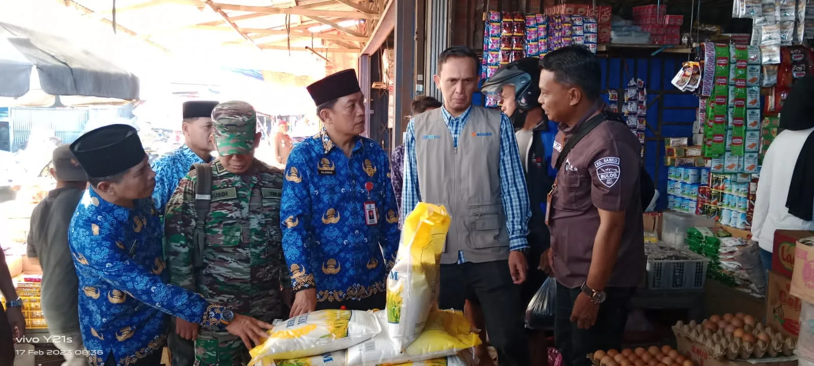 Usai gelar operasi pasar, Sekda Merangin Fajarman dan kepala Cabang Bulog Sarko Darul Lim Octo langsung sidak ke pasar Bangko (DETAIL/Daryanto)