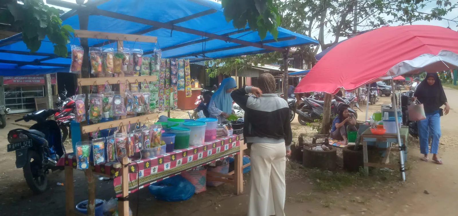 Berkah rezeki bagi pedagang di lokasi MTQ di Lantak Seribu. (DETAIL/Daryanto)