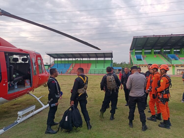 Proses Evakuasi Delapan Penumpang Helikopter Yang Jatuh Di Kerinci ...